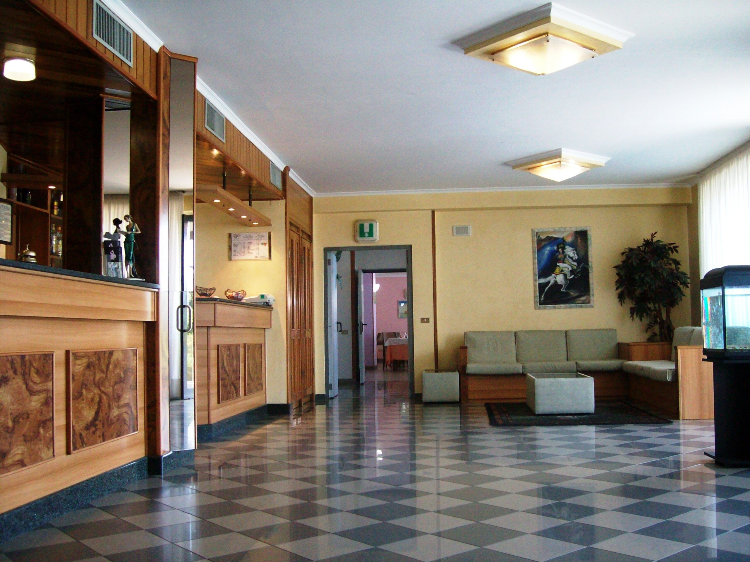 L'ingresso con pavimento a scacchi e salottino