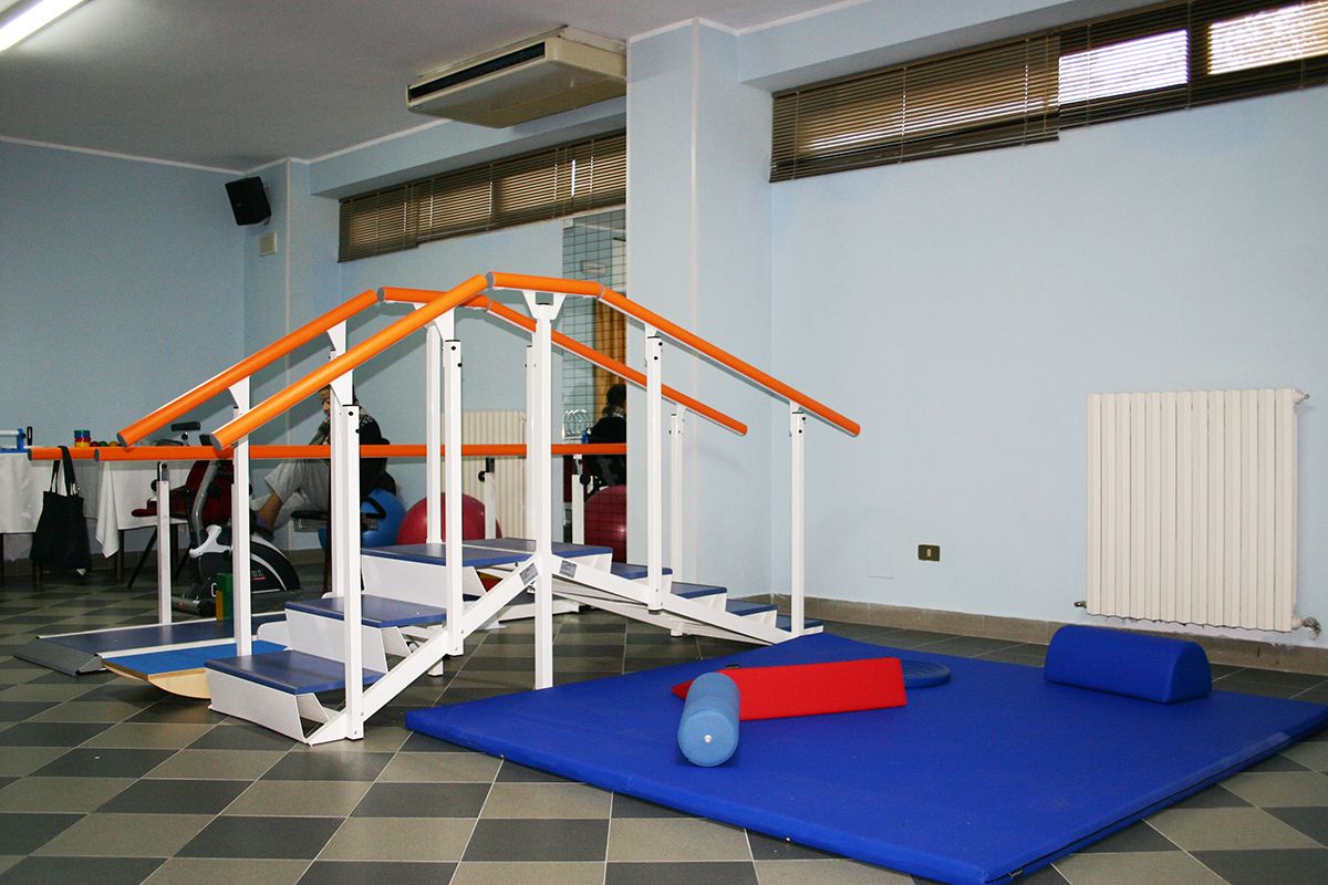 La palestra con parallele e materassini